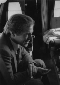 Portada:Plano medio de Herbert G. Kloiber (perfil derecho) sentado en un asiento del avión y Arthur Rubinstein (perfil izquierdo) sentado en otro asiento charlando