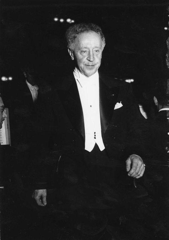 Plano general de Arthur Rubinstein caminando | Biblioteca Virtual ...