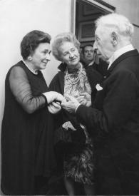 Portada:Plano general de Wanda Toscanini Castelbarco, Aniela Rubinstein y Arthur Rubinstein (perfil izquierdo) saludándose