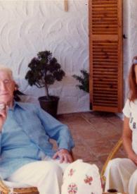 Portada:Plano general de Arthur Rubinstein y la Margot Medicus (atriz suiza) sentados en dos butacas de terraza. Ella lleva una camiseta blanca en la cual se puede leer la insceripción: \"I like Rubinstein\".