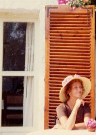 Portada:Plano medio de Eva Rubinstein posando sentada en la terraza, con un sombrero de paja