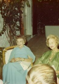 Portada:Plano medio de Nina Nöeli Raue, Aniela Rubinstein y Eva Rubinstein, posando sentadas en sillas