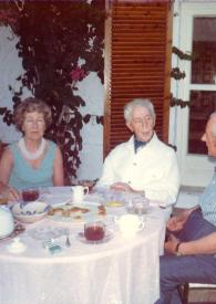 Portada:Plano medio de Anne Luise Henle, Arthur Rubinstein y Gunter Henle sentados alrededor de una mesa