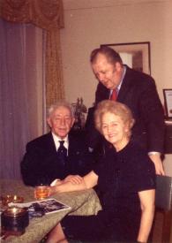 Portada:Plano general de Arthur Rubinstein sentado, Stephen Bronislaw Labunski de pie y Aniela Rubinstein sentada posando