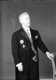 Portada:Plano medio de Arthur Rubinstein (medio perfil derecho)  posando, con medallas en la solapa del traje y banda. Arthur tiene la mano izquierda reposando sobre el respaldo de una silla
