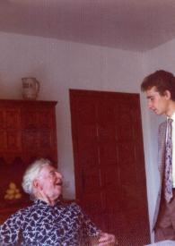 Portada:Plano medio de Arthur Rubinstein (perfil derecho) sentado en una silla y François-René Duchable (perfil izquierdo) de pie charlando