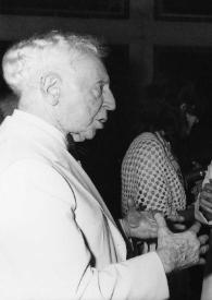 Portada:Plano medio de Arthur Rubinstein (perfil derecho) charlando con Emanuel Ax y Janina Fialkowska (perfil izquierdo), al fondo una mujer caminado