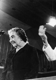 Portada:Plano medio de Golda Meir (perfil izquierdo) y  Arthur Rubinstein saludando al publico