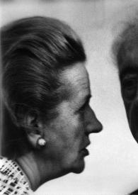 Portada:Primer plano de Aniela Rubinstein (perfil derecho) y Arthur Rubinstein (medio perfil izquierdo) charlando
