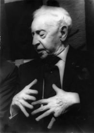 Portada:Plano medio de Arthur Rubinstein (medio perfil izquierdo) posando mientras charla. Está mirando hacia el suelo y gesticulando con las manos.