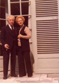 Portada:Plano general de Arthur Rubinstein, con un puro en la mano izquierda, y Aniela Rubinstein posando. Ambos están de pie frente a la puerta de entrada a la casa.