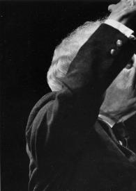 Portada:Plano medio de Arthur Rubinstein (medio perfil derecho) gesticulando con los brazos en alto que le tapan parte de la cara