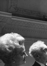 Portada:Primer plano de Aniela y Arthur Rubinstein charlando con una mujer