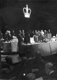 Portada:Plano general de las mesas del escenario, Arthur Rubuinstein entre otros diplomados