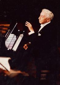 Portada:Plano general de Arthur Rubinstein (medio perfil izquierdo) sentado al piano