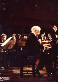 Portada:Plano general de Arthur Rubinstein sentado al piano y André Previn dirigiendo la orquesta