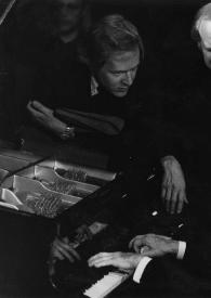 Portada:Plano medio de Arthur Rubinstein (perfil izquierdo) sentado al piano detrás Herbert G. Kloiber, un hombre y André Previn le obervan atentamente