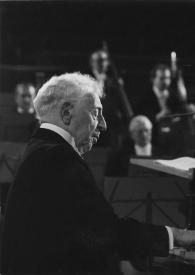 Portada:Plano medio de Arthur Rubinstein (perfil derecho) sentado al piano, detrás André Previn dirigiendo la orquesta