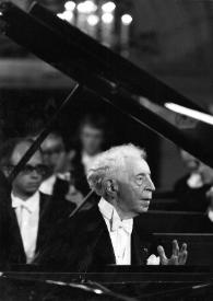Portada:Plano medio de Arthur Rubinstein (perfil derecho) sentado al piano con la orquesta detrás. A Arthur se le ve entre la base del piano y la tapa