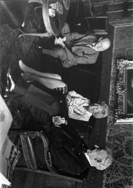Portada:Plano general de un hombre, una mujer y Arthur Rubinstein charlando sentados en tres sillones