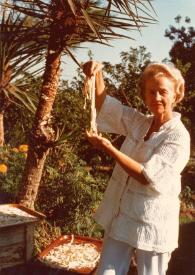 Portada:Plano general de Aniela Rubinstein en el jardín, mostrando unos tallarines hechos por ella que ha colgado de una cuerda para secar