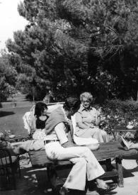 Portada:Plano general de una mujer, un hombre, Aniela Rubinstein, Guy, Barón de Rothschild y Marie-Hélène, Baronesa de Rothschild charlando en la terraza