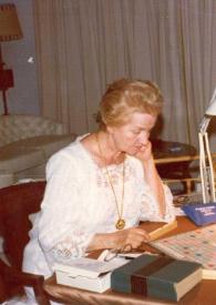 Portada:Plano medio de Aniela y Arthur Rubinstein jugando al Scrabble en una mesa