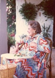 Portada:Plano general de Estrella Rosenblatt (perfil izquierdo) sentada en una silla de jardín