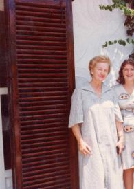 Portada:Plano general de Aniela Rubinstein, Anita y Paquita con la hija de Anita en brazos posando