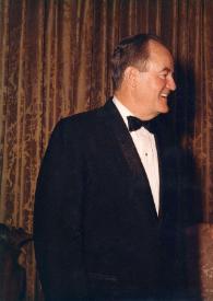 Portada:Plano medio de Hubert Humphrey (perfil derecho) charlando con Arthur Rubinstein (perfil izquierdo)