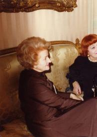 Portada:Plano medio de Aniela Rubinstein (perfil derecho), Juliette Achard y François Reichenbach (perfil izquierdo) sentados en un sofá charlando