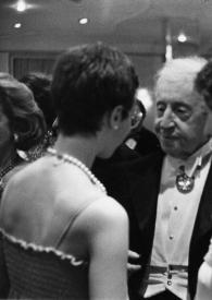 Portada:Plano medio de Alina Rubinstein (de espaldas), Arthur Rubinstein y Eva Rubinstein (de espaldas) charlando