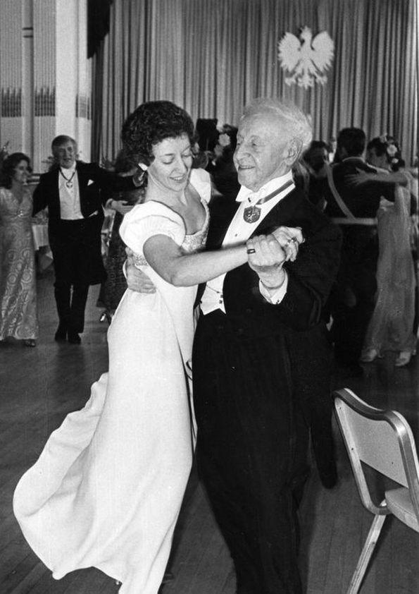 Plano general de Eva y Arthur Rubinstein bailando | Biblioteca Virtual ...