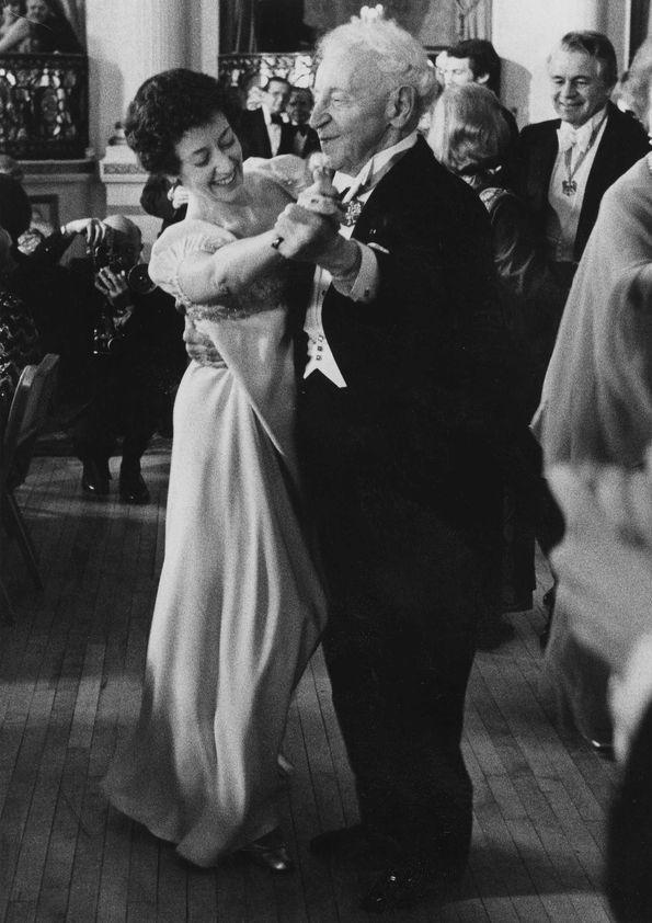 Plano general de Eva y Arthur Rubinstein bailando | Biblioteca Virtual ...