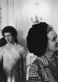 Portada:Plano medio de Eva Rubinstein detrás de Aniela Rubinstein que está charlando con Gerald Ford, Presidente de Estados Unidos, también detrás obsevándoles Henry Kissinger