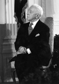 Portada:Plano general de Arthur Rubinstein (medio perfil izquierdo) sentado en un sillón, en la Casa Blanca