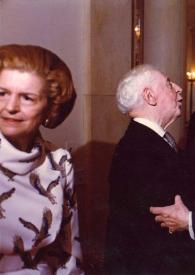 Portada:Plano medio de Arthur Rubinstein (perfil derecho) y un hombre (perfil izquierdo) saludándose, a la izquierda Betty Ford y detrás Virginia Low Bacon mirándoles