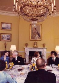 Portada:Plano general de la mesa: Eva Rubinstein (de espaldas), Alina Rubinstein, Arthur Rubinstein, Betty Ford, Gerald Ford, Presidente de Estados Unidos (de espaldas) y John Rubinstein charlando