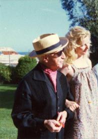 Portada:Plano medio de Arthur Rubinstein, con gafas de sol y sombrero de paja,  Annabelle Whitestone y Tony Madigan (todos de perfil derecho) posando