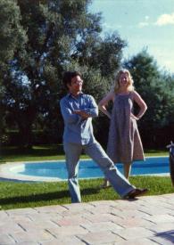 Portada:Plano general de Tony Madigan y Annabelle Whitestone posando delante de la piscina.