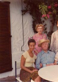 Portada:Foto de familia de Alina Rubinstein, Nina Nöeli Raue, Arthur Rubinstein, Tony Madigan y Aniela Rubinstein posando en la terraza