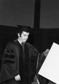 Portada:Plano medio de Daniel Barenboim recogiendo el diploma que le entrega J. R. Scall, ambos con toga y birrete.