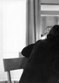 Portada:Plano medio de Julius Burgin (de espaldas) entrevistando a Arthur Rubinstein sentados en una mesa con micrófonos.