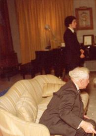 Portada:Plano general del salón: Arthur Rubinstein y Amy Coffin Rubinstein charlan sentados en dos sofás. Detrás Alexander Coffin Rubinstein y David Coffin Rubinstein charlan de pie.