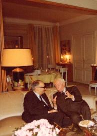 Portada:Plano general de Jacques Février y Arthur Rubinstein charlando sentados en un sofá. En el otro sofá David Coffin Rubinstein, Amy Coffin Rubinstein y Alexander Coffin Rubinstein posando.