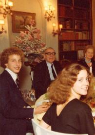 Portada:Plano general de la mesa de Navidad: David Coffin Rubinstein, Jacques Février, Amy Coffin Rubinstein, Aniela Rubinstein, Arthur Rubinstein y Alexander Coffin Rubinstein posando sentados.