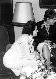 Portada:Plano general dos mujeres y Arthur Rubinstein (perfil derecho) hablando, todos sentados