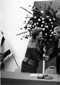 Portada:Plano medio de Aniela Rubinstein y Shlomo Lahat saludándose en la mesa presidencial mientras Arthur Rubinstein les observa.