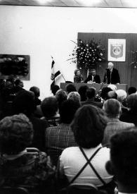 Portada:Plano general de la sala, al fondo: Aniela Rubinstein, Shlomo Lahat sentados en la mesa presidencial escuchando a Arthur Rubinstein, de pie hablando a través del micrófono. En frente y de espaldas el público escuchándole.