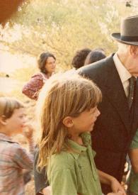 Portada:Plano medio de Arthur Rubinstein (perfil derecho), con sombrero, posando con dos niños y un joven, mientras Annabelle Whitestone hace la fotografía.